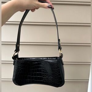 curved base 90s croc shoulder bag in black.